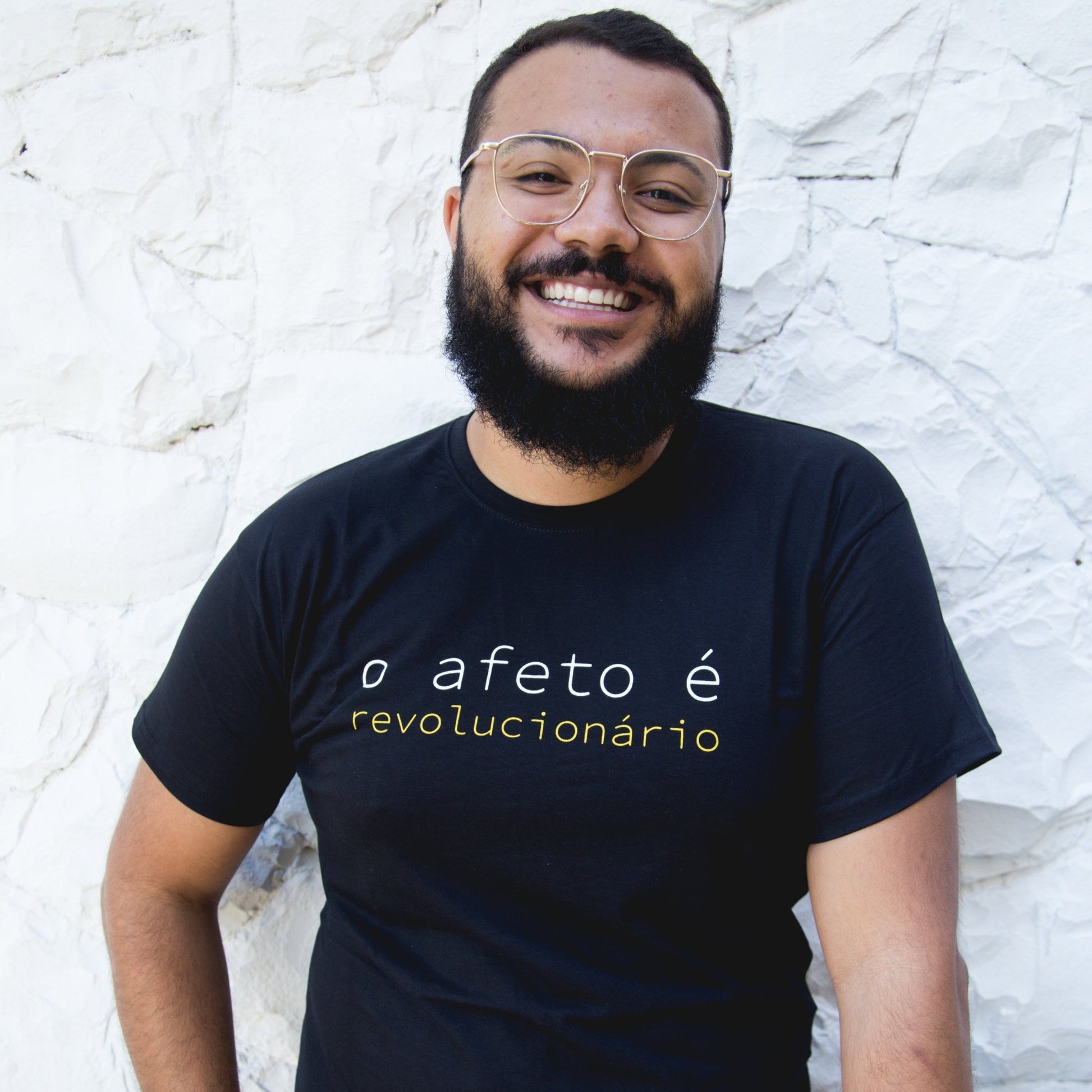 Camiseta Preta Unissex - O Afeto é Revolucionário - CasaReviva.com