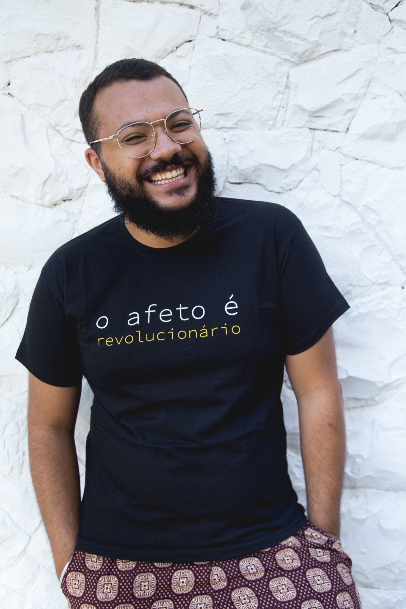 Camiseta Preta Unissex - O Afeto é Revolucionário - CasaReviva.com
