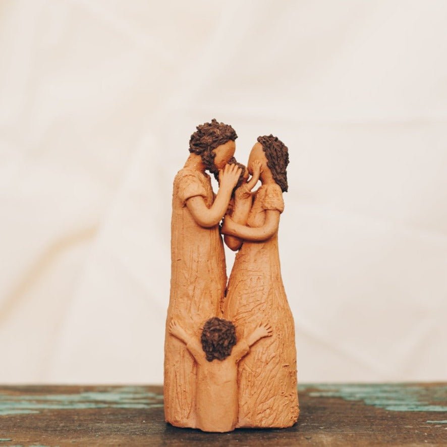 CASAREVIVA - Escultura Família - mãe, pai, bebê e criança P - Sinta-se em Casa - Decoração